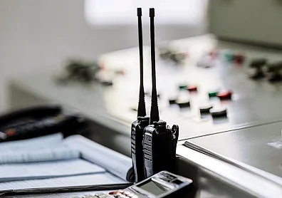 Как выбрать рацию для работы: диапазон, мощность, дальность связи и защита корпуса