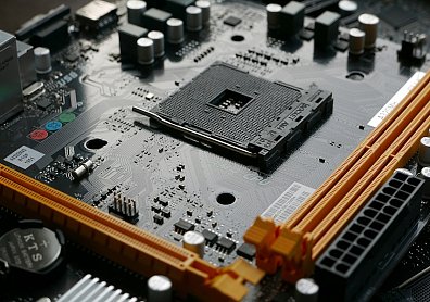Таблица совместимости процессоров и материнских плат Intel и AMD в 2026 году